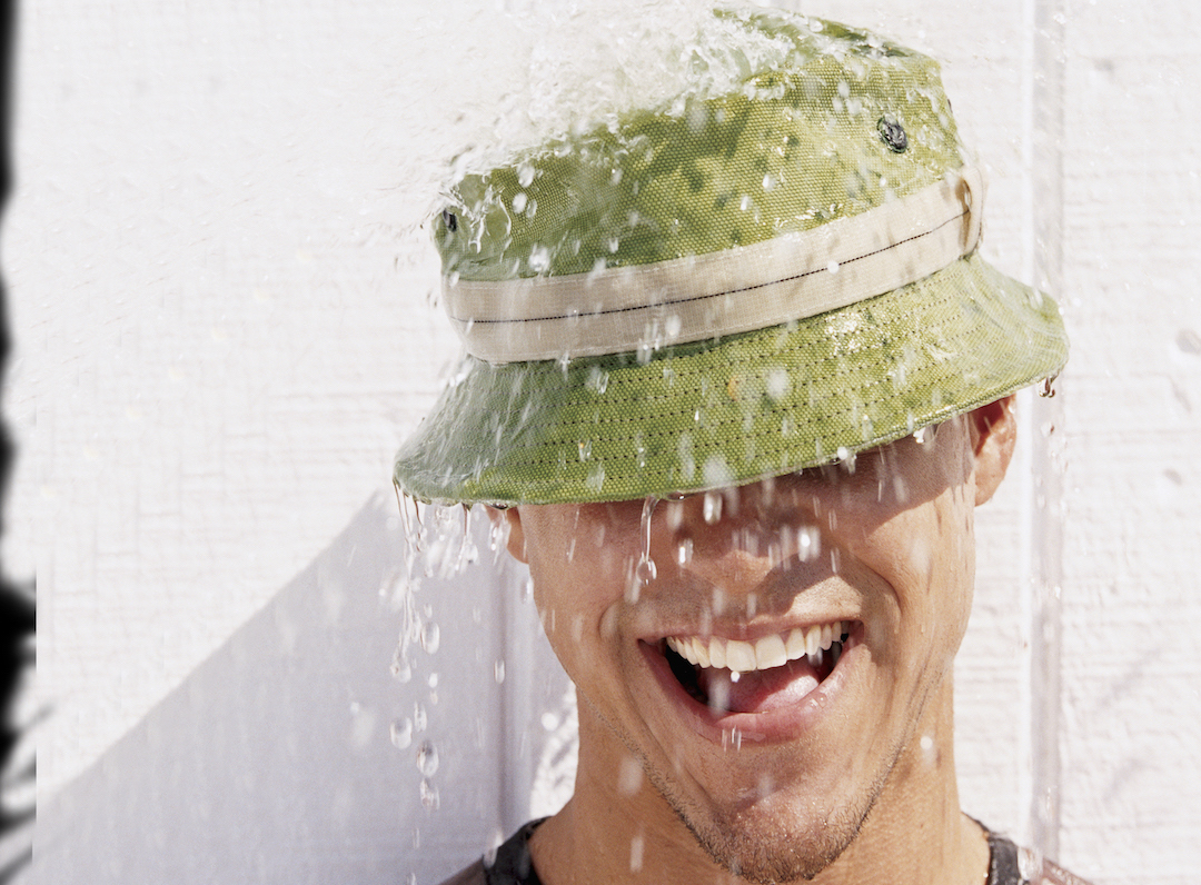 homme chapeau vert douche