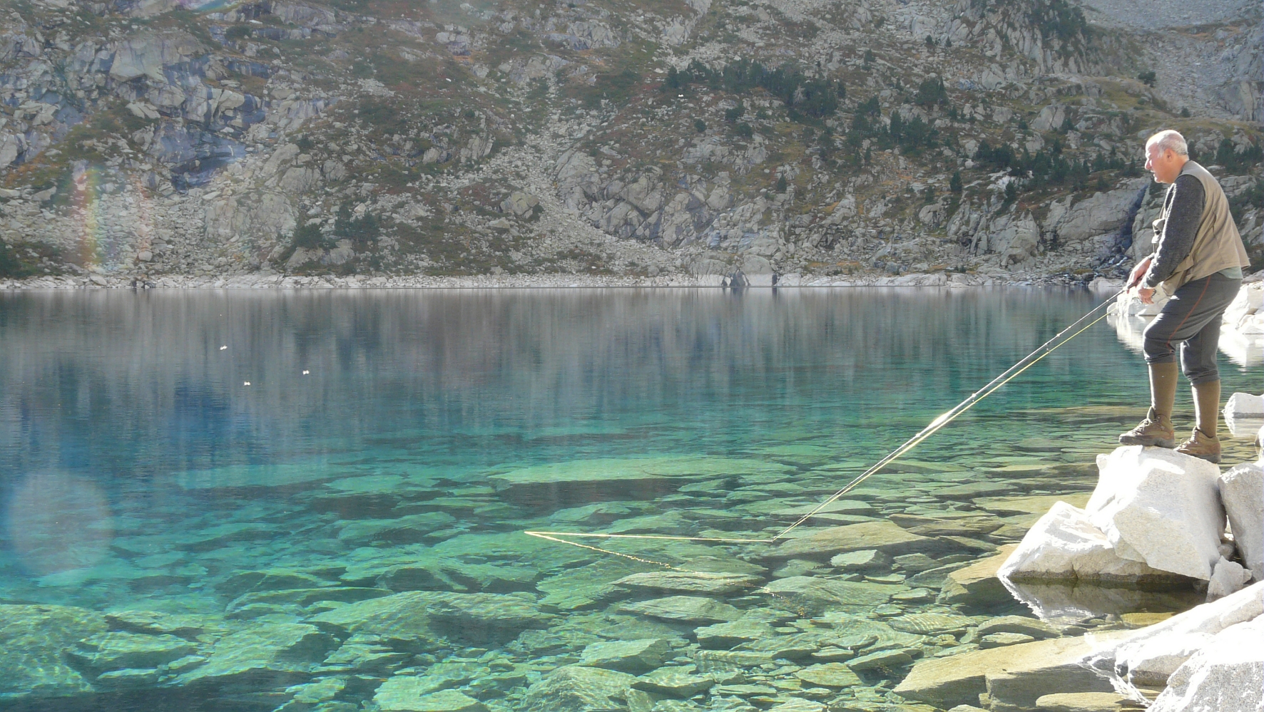 Pêcheur au Lac de Cap-de-Long près de Saint-Lary dans les Hautes-Pyrénées