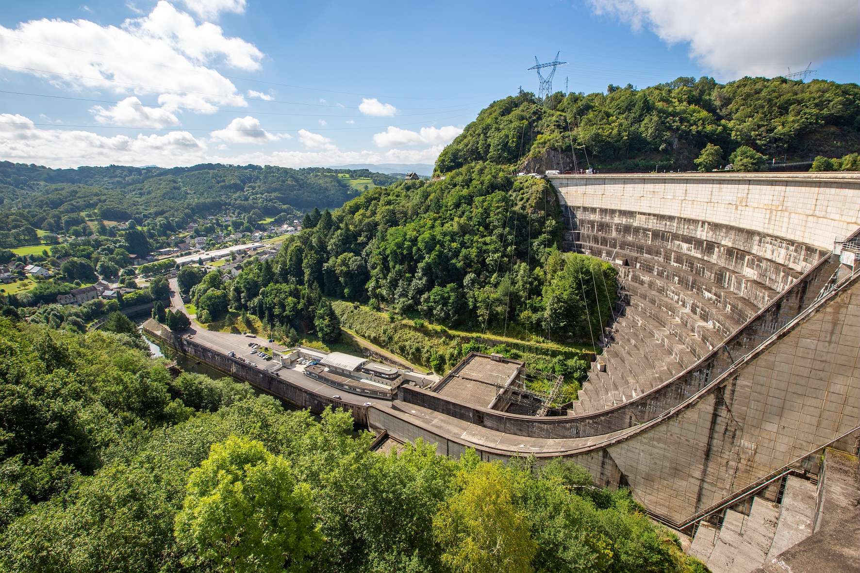 Barrage de Bort-les-Orgues et évacuateur de crue à Bort-les-Orgues en Corrèze 