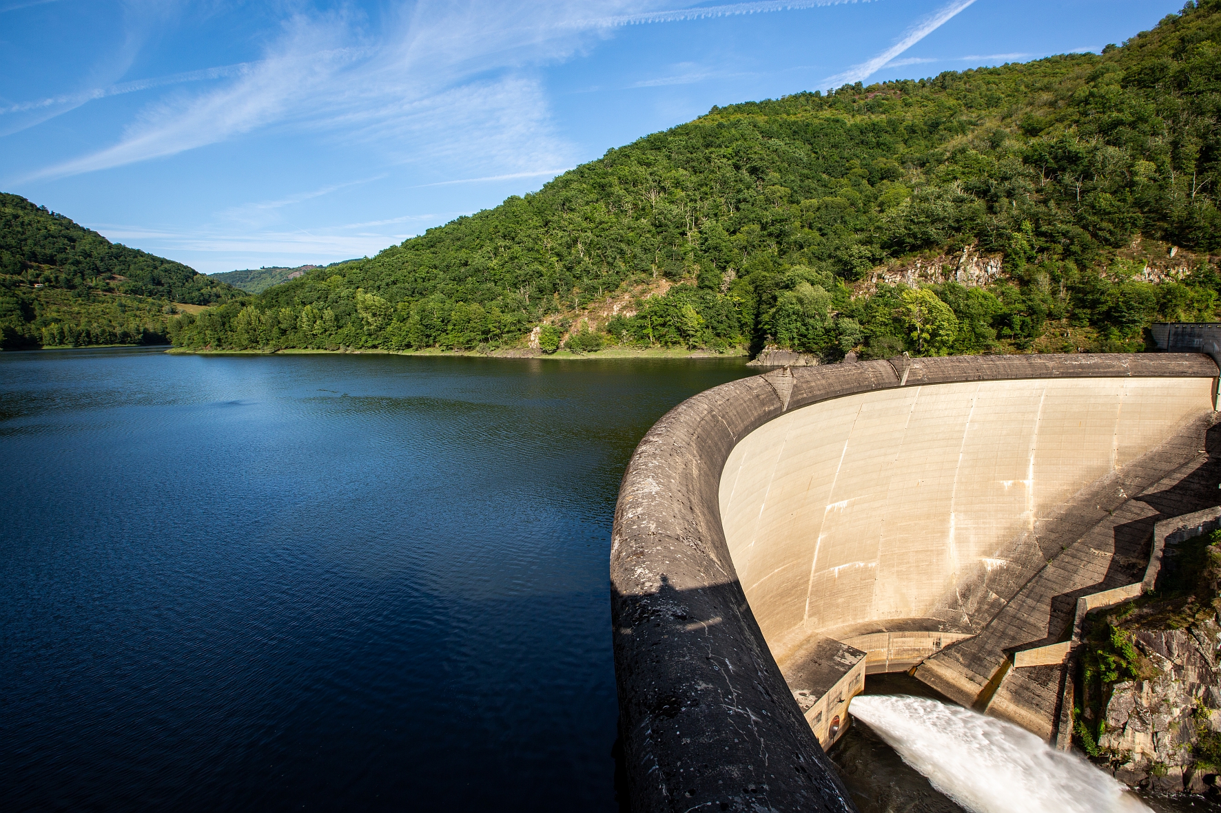 Retenue et barrage de Couesque à Saint-Hippolyte dans l'Aveyron